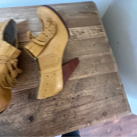 Seychelles Clue Oxford Fringe Heel Pump Shoe Anthropologie Mustard Retro 9.5 - Picture 4 of 10
